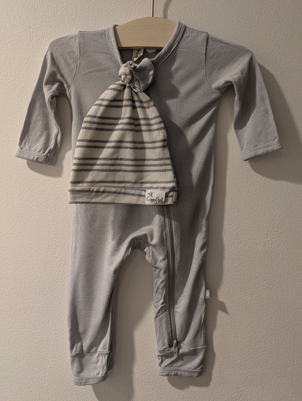 Kyte Baby Gray Pj's w/Copper Pearl Knot Hat ~ Sz 0-3 mo